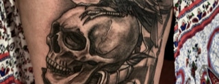 Tatuaggio teschio e corvo