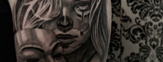 Tatuaggio donna con maschera