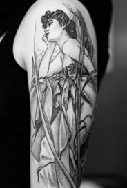 Braccio tatuato con soggeto art decò