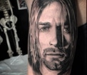 Tatuaggio realistic su braccio ritratto Kurt Cobain